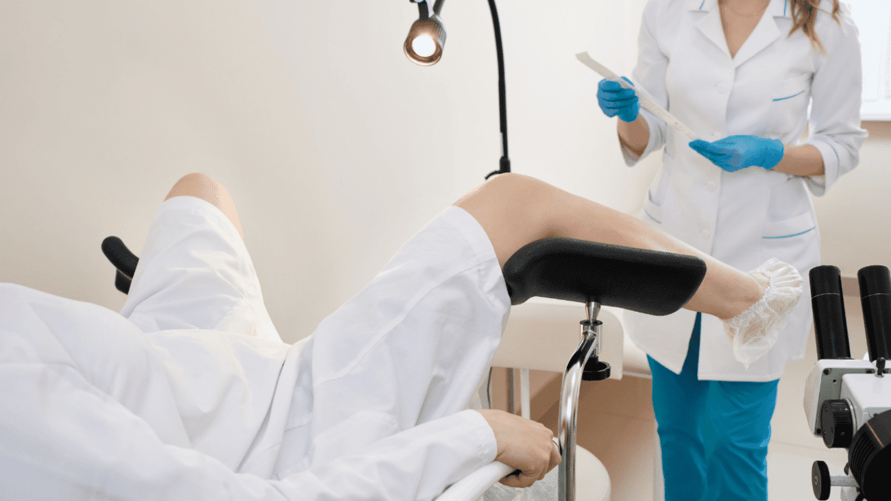Smear testi sırasında bir doktorun veya sağlık uzmanının bir hastaya testi yaparken gösterildiği bir görsel.